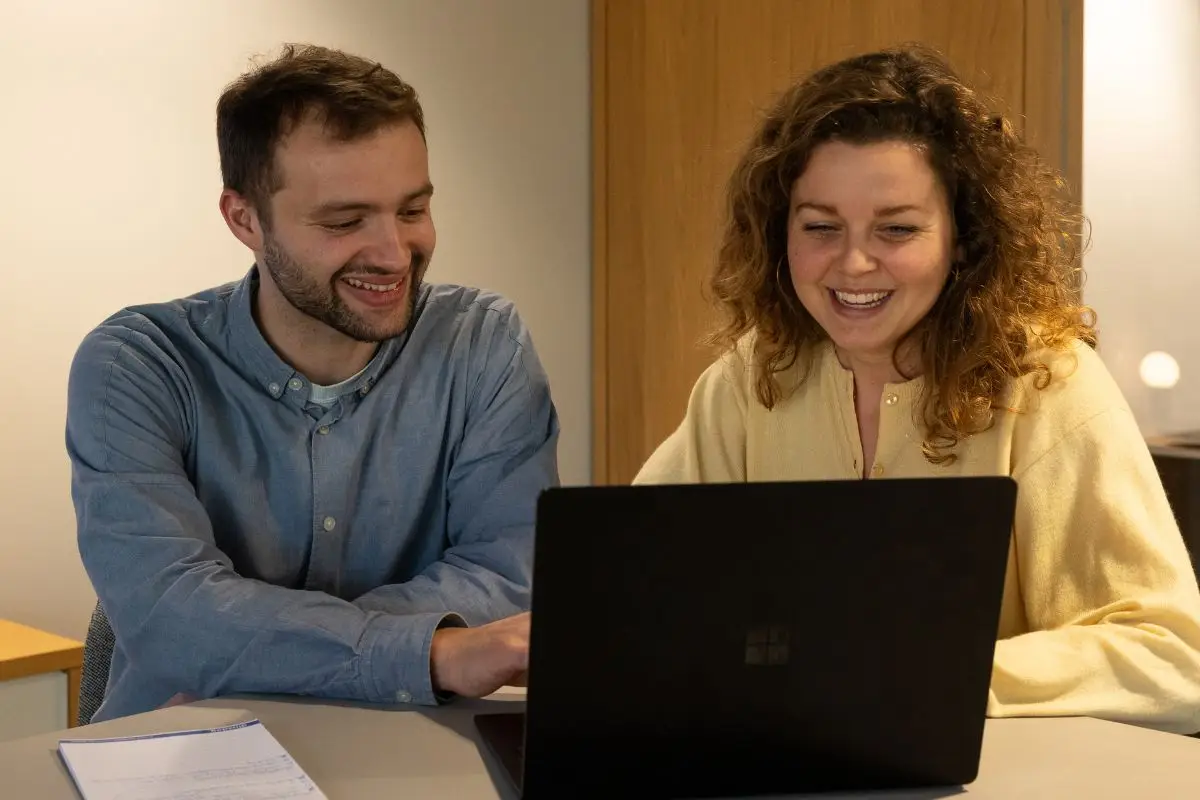 Bij Dinsdag werken we actief aan een inclusieve, rechtvaardige sociaal en psychologisch veilige werkomgeving, waar gewenste omgang de norm is.