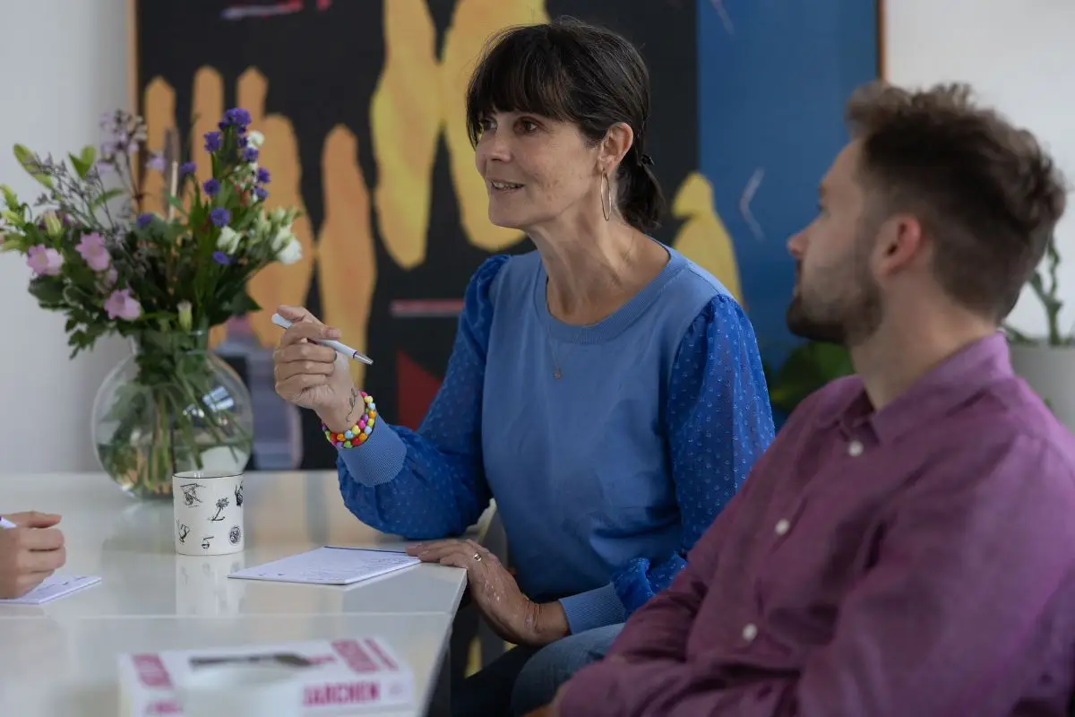 Bij bureau Dinsdag werken we met een vaste kern van gedragswetenschappelijke praktisch idealistische adviseurs/ trainers/ ontwikkelaars en acteurs.