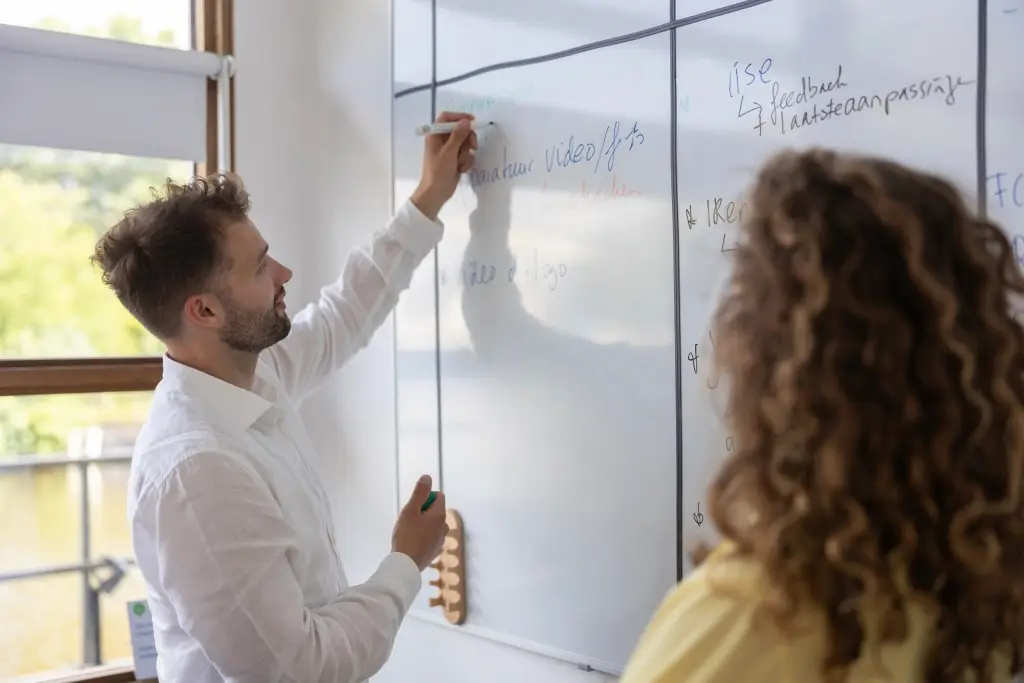 Het aanbod van Dinsdag Wij van bureau Dinsdag hanteren een integrale benadering met een wetenschappelijke basis en een resultaatgerichte veranderaanpak, die in veel sectoren inmiddels de standaard is.