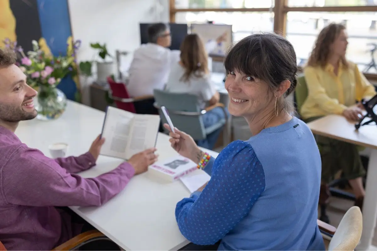 Ontwikkeling van beleid en protocol Met onze integrale benadering, het betrekken van professionals op elk niveau, en onze combinatie van online tools en live dialoogsessies werken we aan gedragen beleid en protocollen die praktisch werkzaam zijn in het werk.