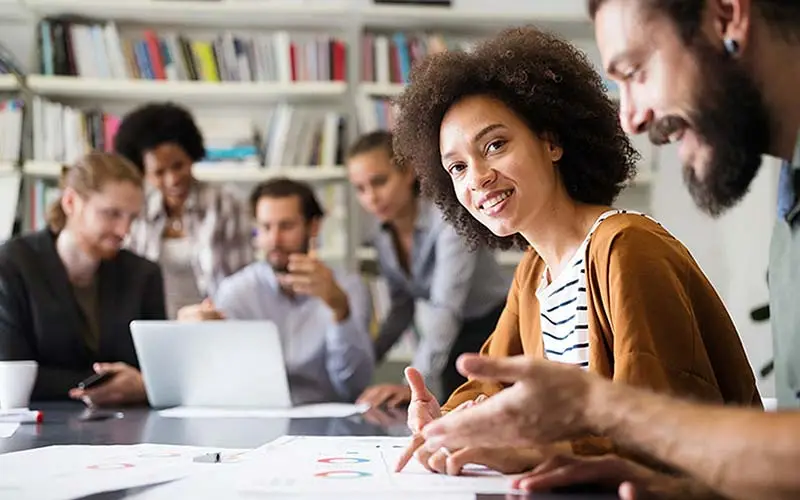 Team aan het werk insite Wij van bureau Dinsdag hanteren een integrale benadering met een wetenschappelijke basis en een resultaatgerichte veranderaanpak, die in veel sectoren inmiddels de standaard is.